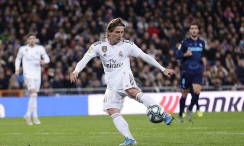 Đánh Giá và Đặc Điểm Nổi Bật của Giày Luka Modric